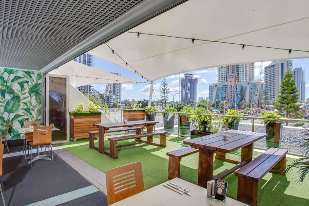 Close To Everything! Beautiful Hotel Studio'S, Sleeps 4 Gold Coast Bagian luar foto